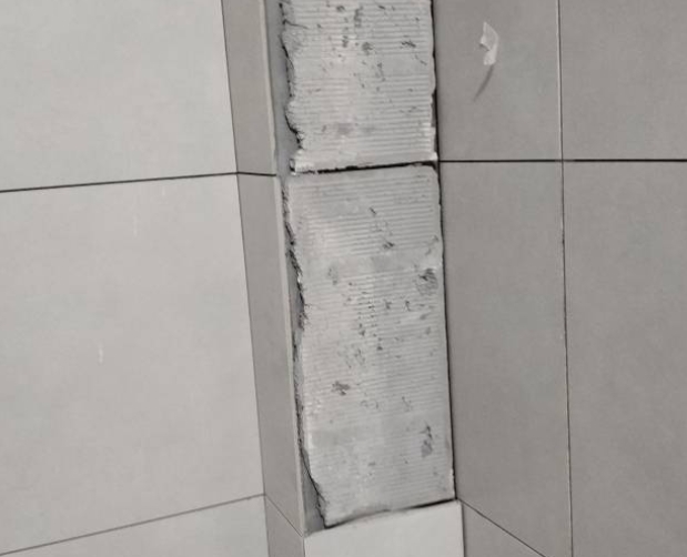 复兴瓷砖空鼓维修公司分享下瓷砖施工前基层浇水润湿程度不足，可能导致以下问题